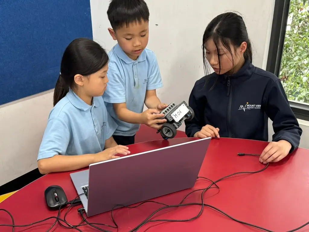 Mount View Primary School students collaborating on a VEX IQ robotics project